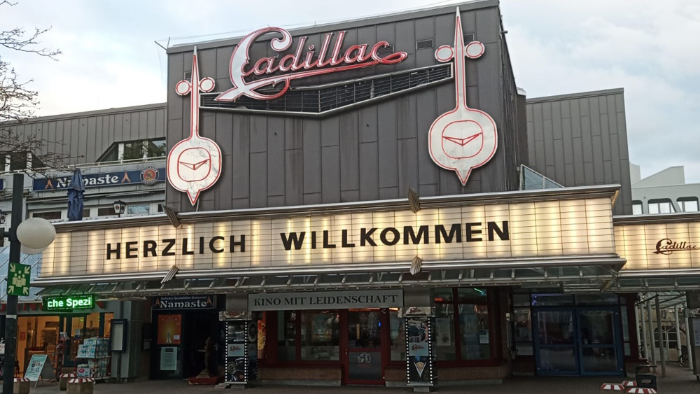Cadillac und Veranda Kino